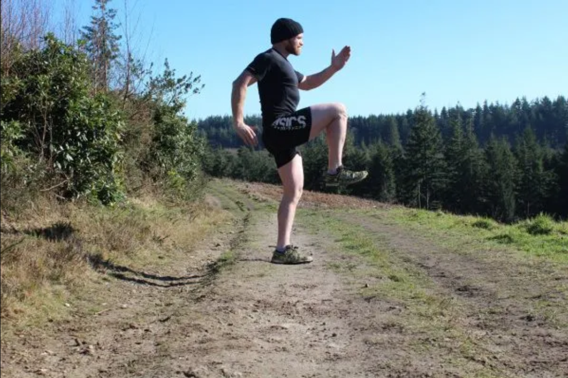 knee-raised-arm-drive-core-strength-training-for-trail-runners